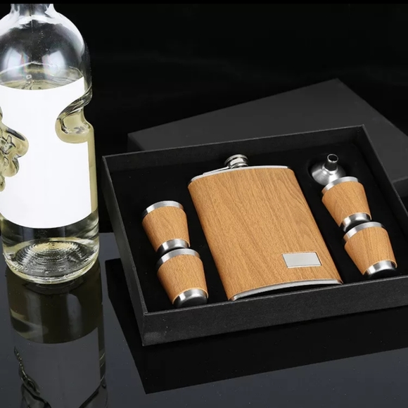Wonderful custom wood covered flask set with 4 glasses - Picture 3 of 3
